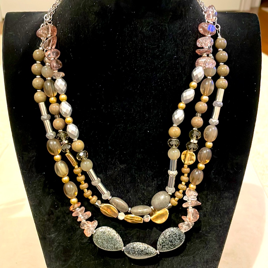 Dress Barn Three Tier Mixed Beaded Necklace Nwt 10$